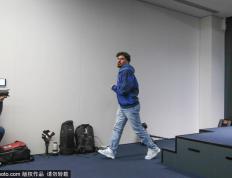 克瓦(wǎ)拉茨赫利亚痛(tòng)苦倒地，裁判无动于衷：欧冠背后的战术与情(qíng)感交織(zhī)