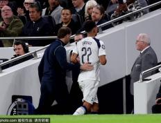 阿森(sēn)纳球迷(mí)与桑德兰球迷(mí)冲突，安(ān)保人员反应过度引发热议