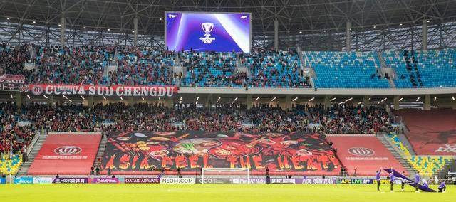 成都蓉(róng)城主场迎(yíng)战马超冠军 凤凰山亚冠大(dà)型TIFO展现“热辣滚烫”