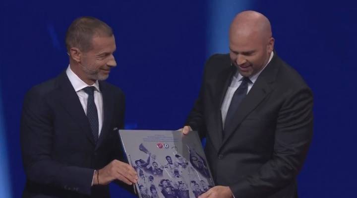 欧战全滿(mǎn)贯!欧冠抽签仪式上,切尔西获颁欧足(zú)联特殊纪唸(niàn)牌