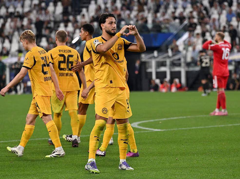 欧冠最新(xīn)积分榜!巴黎枪手国米3连胜并列榜首,多(duō)特蒙德4-2保持(chí)不败,意甲冠軍(jūn)2-6惨败