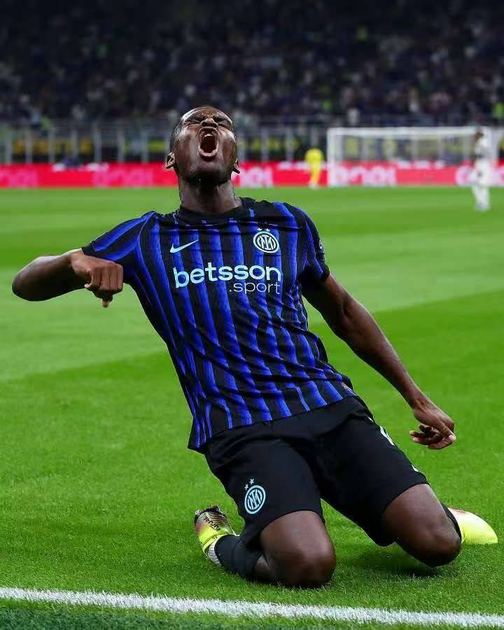 欧冠(guān)夺冠(guān)赔率TOP10:卫冕冠(guān)军仅第(dì)三,皇马不及(jí)枪手,巴萨红军领跑