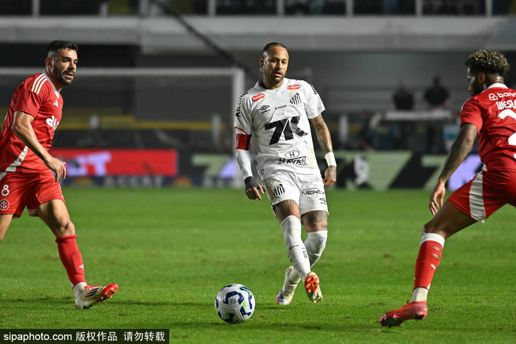 南特向巴黎赠送(sòng)欧冠(guān)冠(guān)军特别礼物:大耳朵杯背(bèi)后的(de)故事与意义