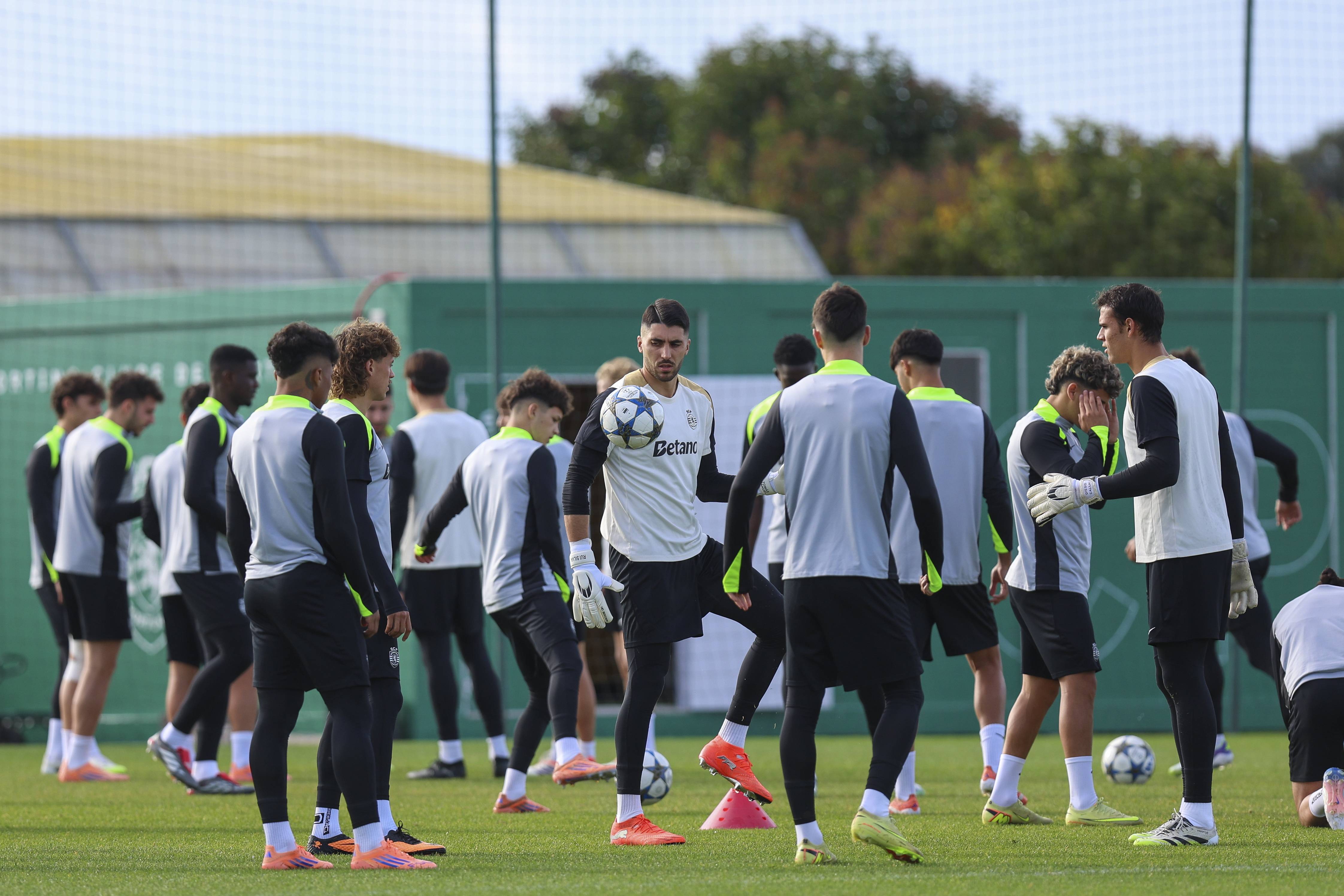 (外(wài)代二线)足(zú)球——欧冠(guān)联赛:葡萄(táo)牙体育(yù)赛前备战