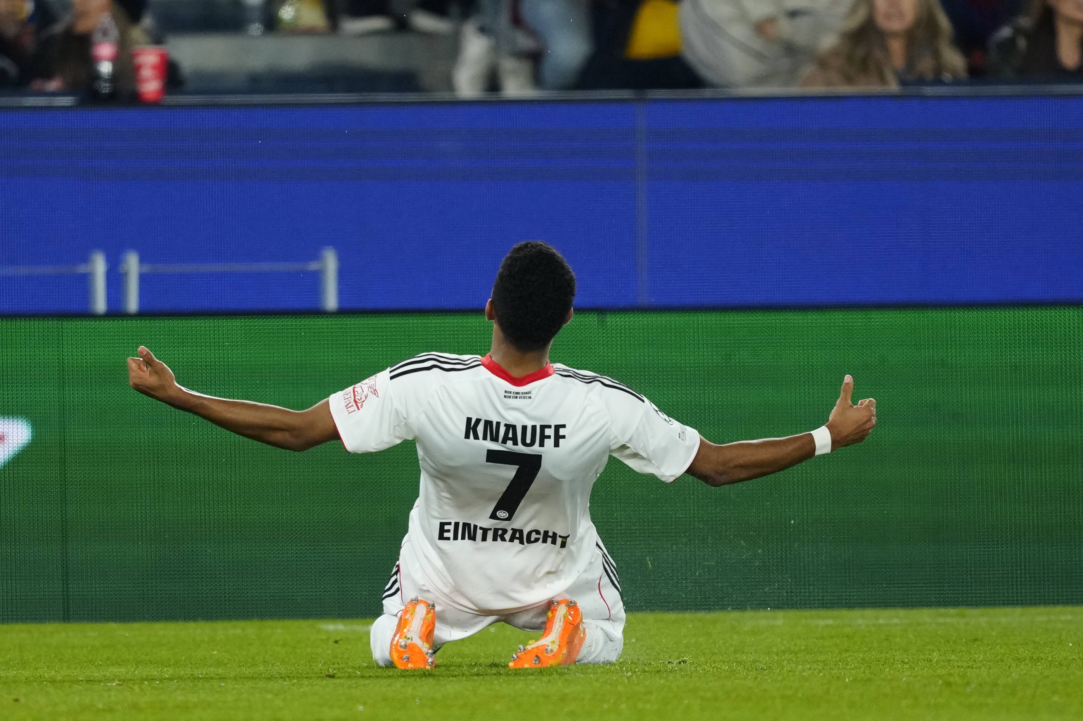 (外(wài)代二线)足球——欧冠(guān)联赛:巴萨胜法兰克福