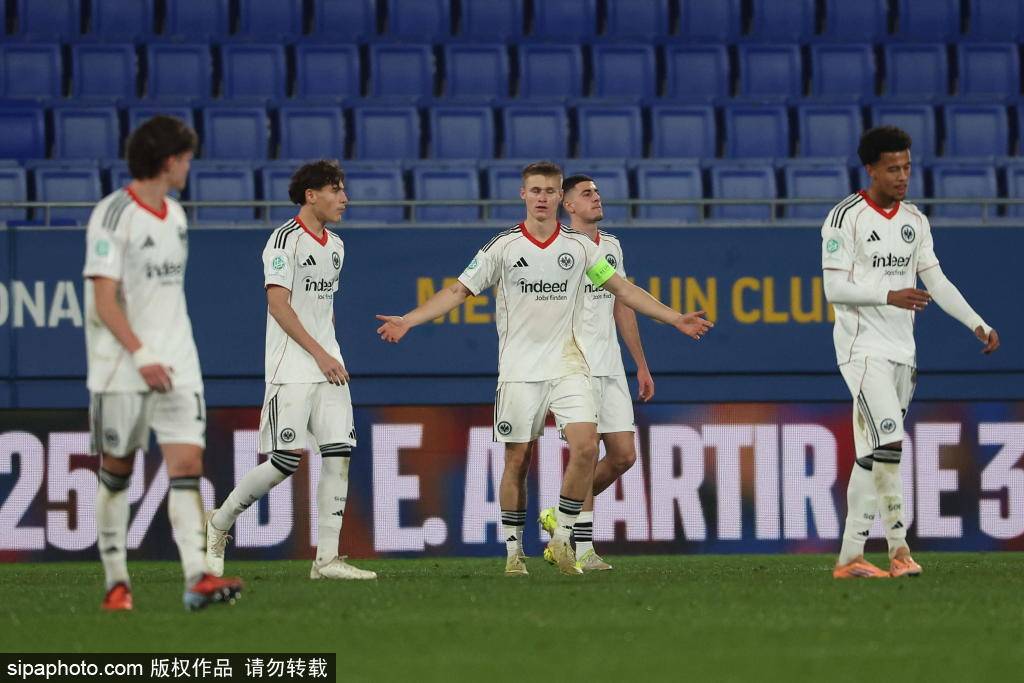 巴薩(sà)欧冠之夜：孔德双响逆转制胜 特爾(ěr)施(shī)特根回归获全场致(zhì)敬