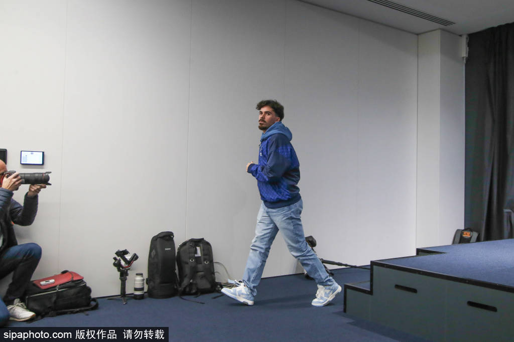 克瓦(wǎ)拉茨赫利亚痛(tòng)苦倒地，裁判无动于衷：欧冠背后的战术与情(qíng)感交織(zhī)