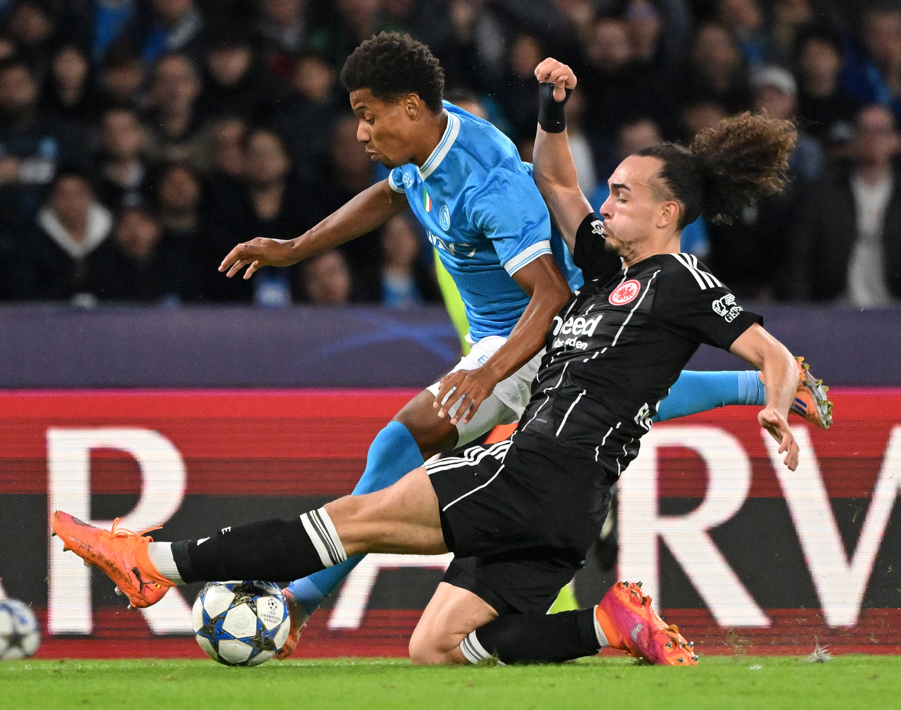 (体育)足球——欧冠:那不勒斯平(píng)法兰尅(kè)福