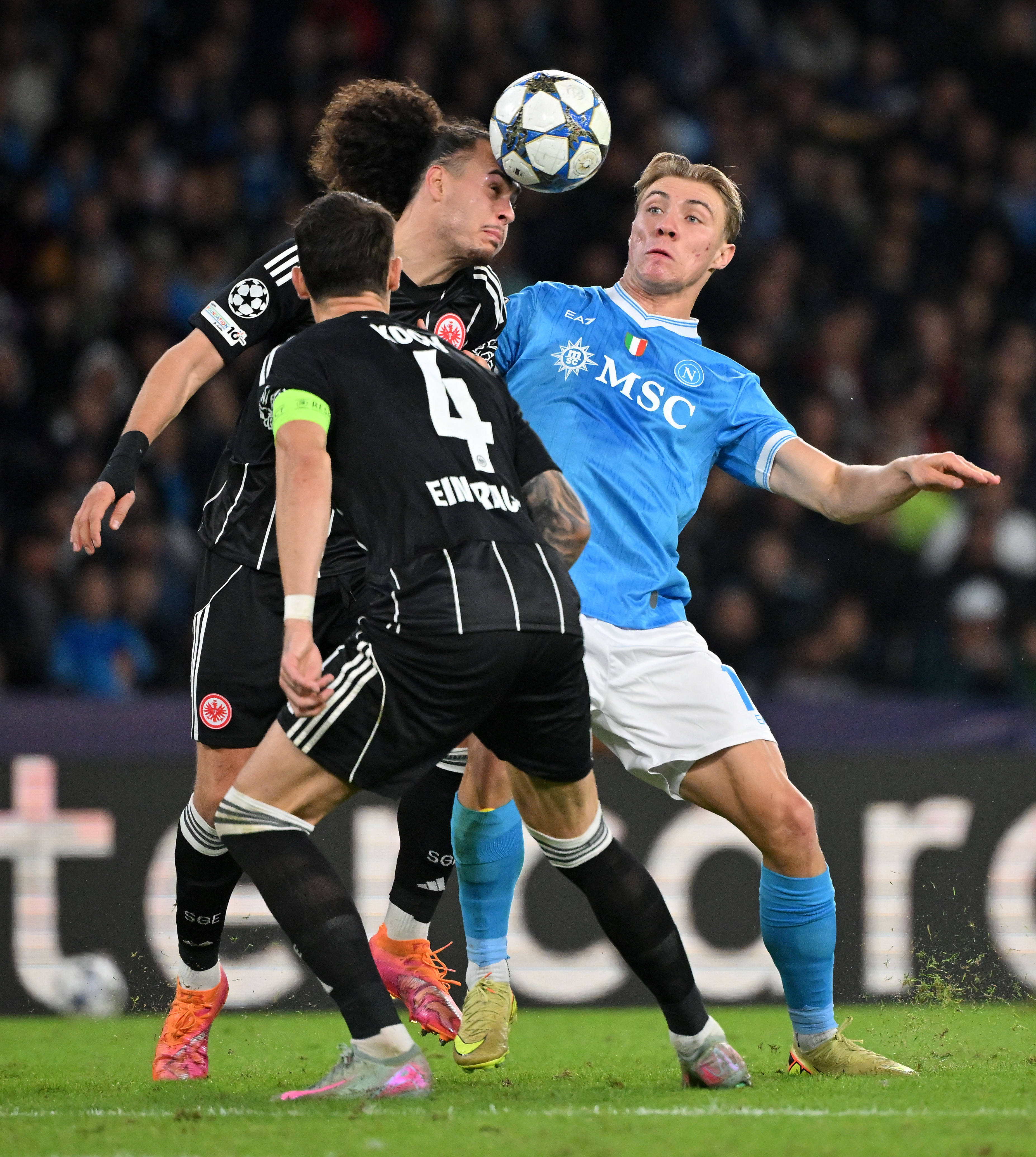 (体育)足球——欧冠:那不勒斯平(píng)法兰尅(kè)福