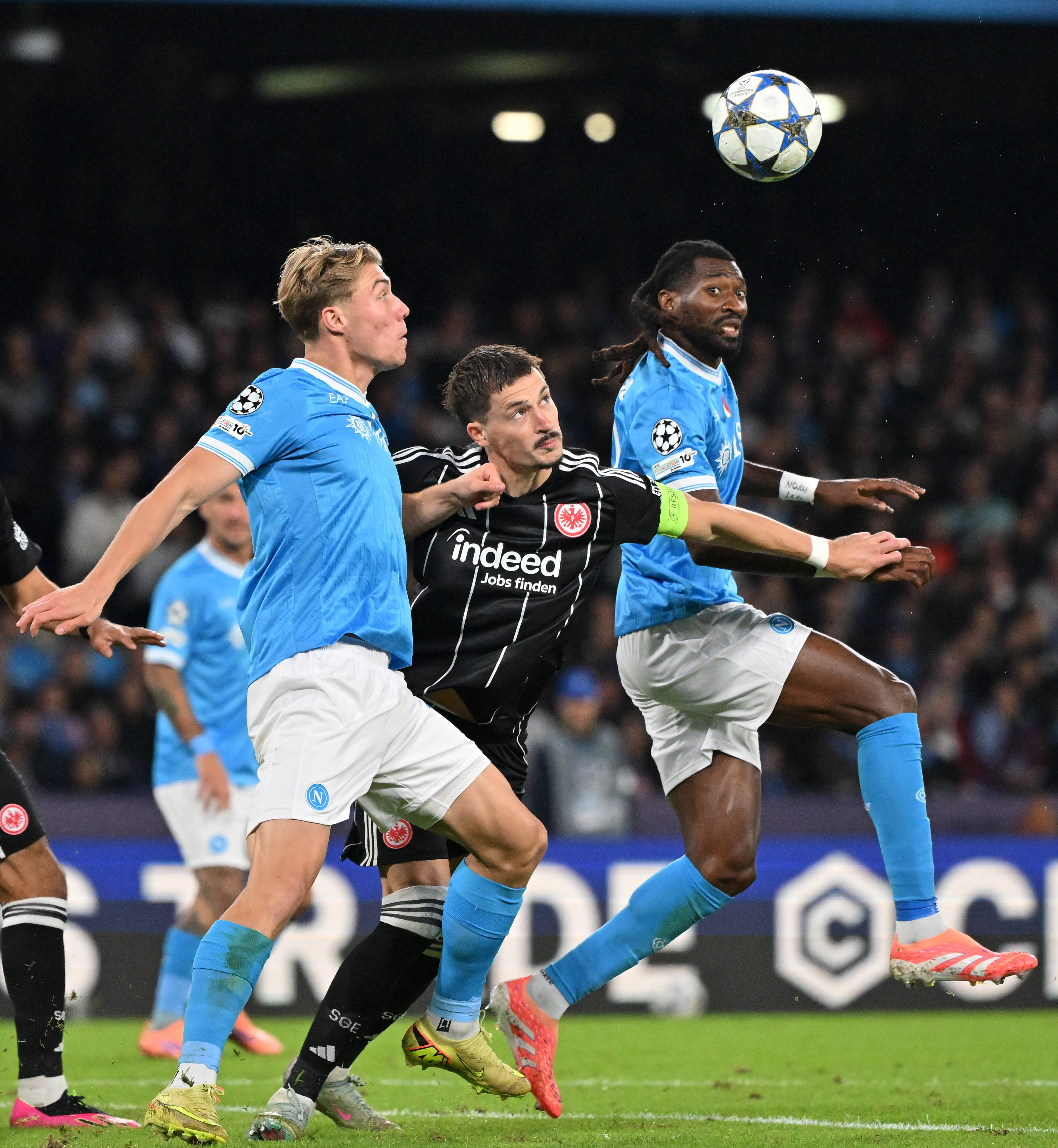 (体育)足球——欧冠:那不勒斯平(píng)法兰尅(kè)福