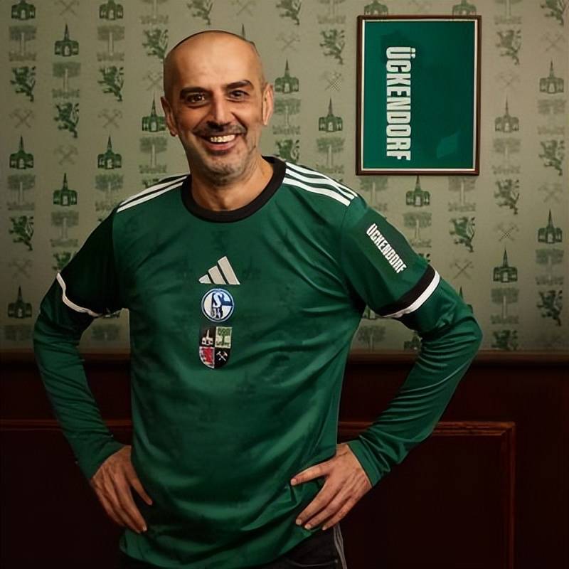 沙尔克04队发布特别版球衣(yī)